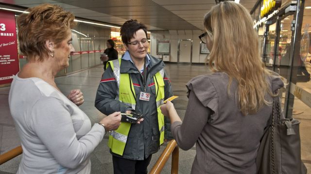 Ticket inspection in a subway station in Vienna © Wiener Linien / Thomas Jantzen