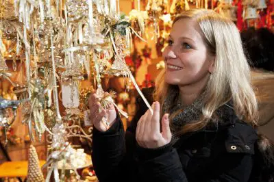 Christmas Market Blonde Girl (Maria-Theresia-Place) Vienna © MAGMAG Events & Promotion GmbH