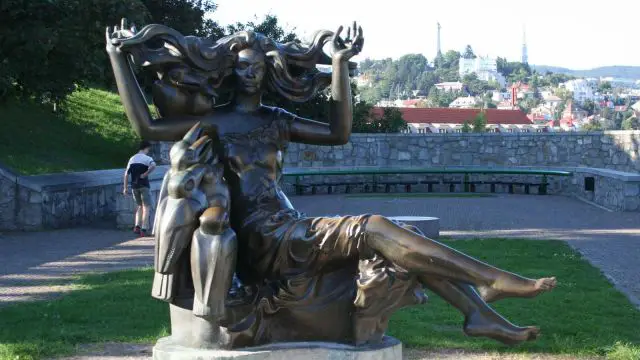 Statue of a Lady on the Castle of Bratislava © echonet.at / rv